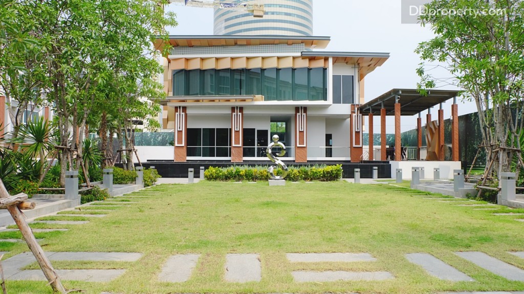 สำนักงานขายของโครงการซึ่ง ณ ตอนนี้ชั้นบนเป็นฟิตเนสแต่ในอนาคตหลังจากปิดการขายได้ด้านล่างจะเป็นสำนักงานนิติบุคคล