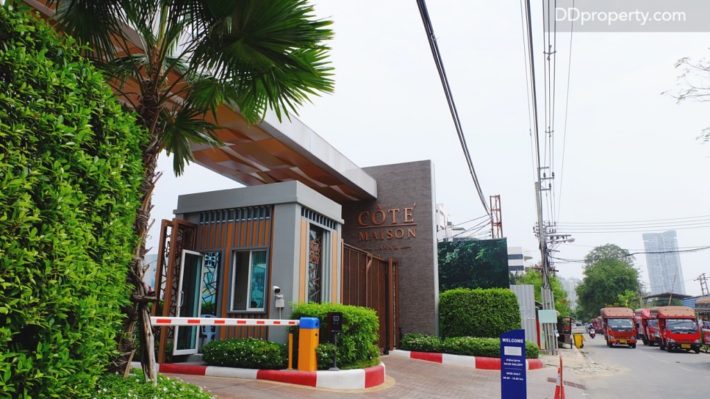 เข้ามาประมาณ 70 เมตรจะเจอกับโครงการ โดยมีท่ารถสองแถวอยู่บริเวณใกล้เคียง