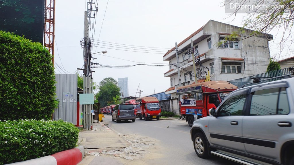 ส่วนบริเวณด้านซ้ายจะเป็นอู่รถสองแถวและอาคารพาณิชย์หากเข้าไปต่อจะเป็นโซนที่กำลังปิดอยู่เนื่องจากกำลังก่อสร้างถนนเพื่อตัดจากซอยนนทรีนี้เข้าสู่ถนนยานนาวาได้