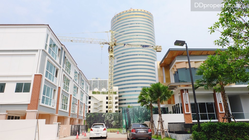 บริเวณด้านหลัง (ทิศตะวันออก) ของโครงการจะเห็นเป็นวิวของอาคารสำนักงานศุภาลัย