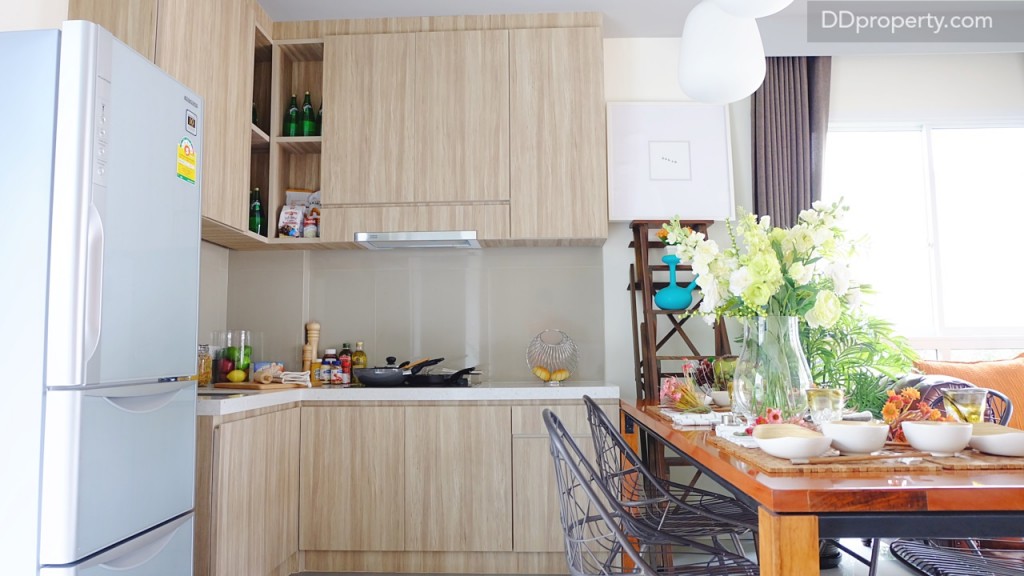 โครงการให้ไอเดียการตกแต่งชั้น 1 เป็นส่วนของ living และ kitchen โดยสามารถจัดวางจุด dining สำหรับ 4-6 ททท่านได้ด้วย