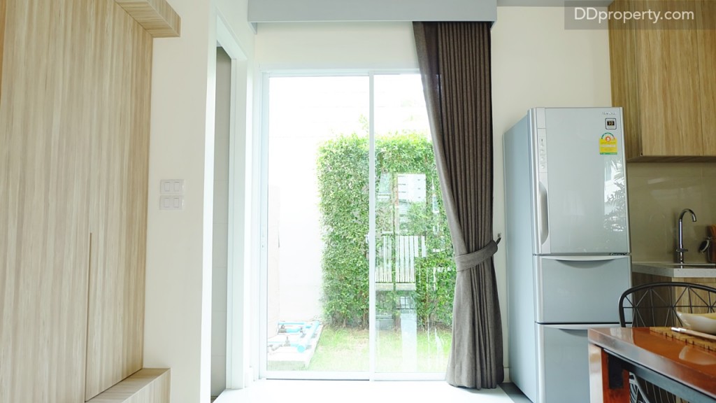 ประตูออกไปสู่พื้นที่หลังบ้านแบบบานเลื่อน