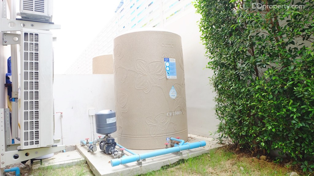 พื้นที่หลังบ้านขนาดพื้นที่ 5x2 เมตร เช่นเดียวกัน พื้นที่หลังบ้านยังเป็นที่สำหรับวางแท้งค์น้ำปั๊มน้ำ