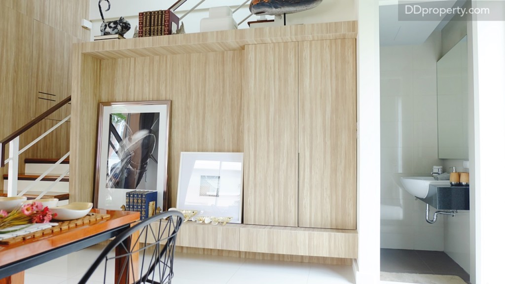 พื้นที่ใต้บันไดชั้น 1 สามารถเพิ่มงานบิ้ลท์อินชั้นวางทีวีได้/ห้องน้ำจะอยู่ใต้บันไดเช่นเดียวกัน