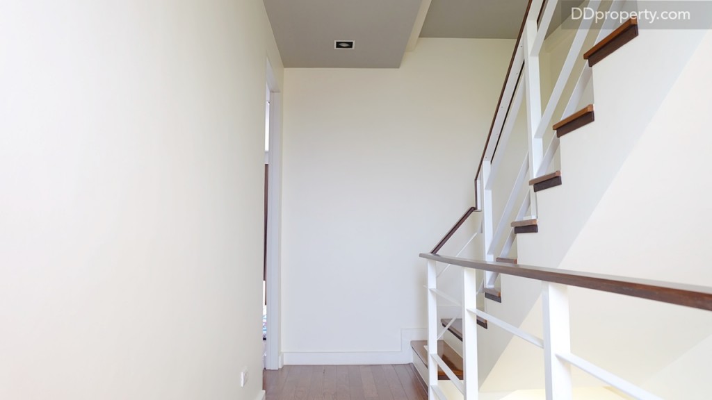 บนชั้น 3 จะเป็น grand master bedroom กินพื้นที่ทั้งชั้น พื้นทางเดินปูด้วย engineered wood