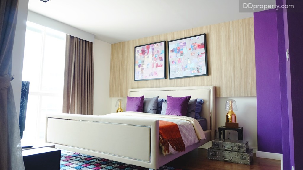 ห้องนอนสามารถวางเตียงขนาด 6 ฟุตได้ พื้นห้องปูด้วย engineered wood