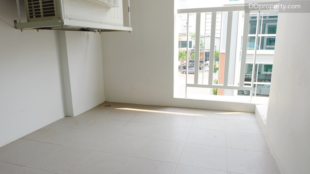 พื้นที่ระเบียงขนาด 1x1 เมตร พื้นระเบียงปูด้วยกระเบื้องเซรามิก