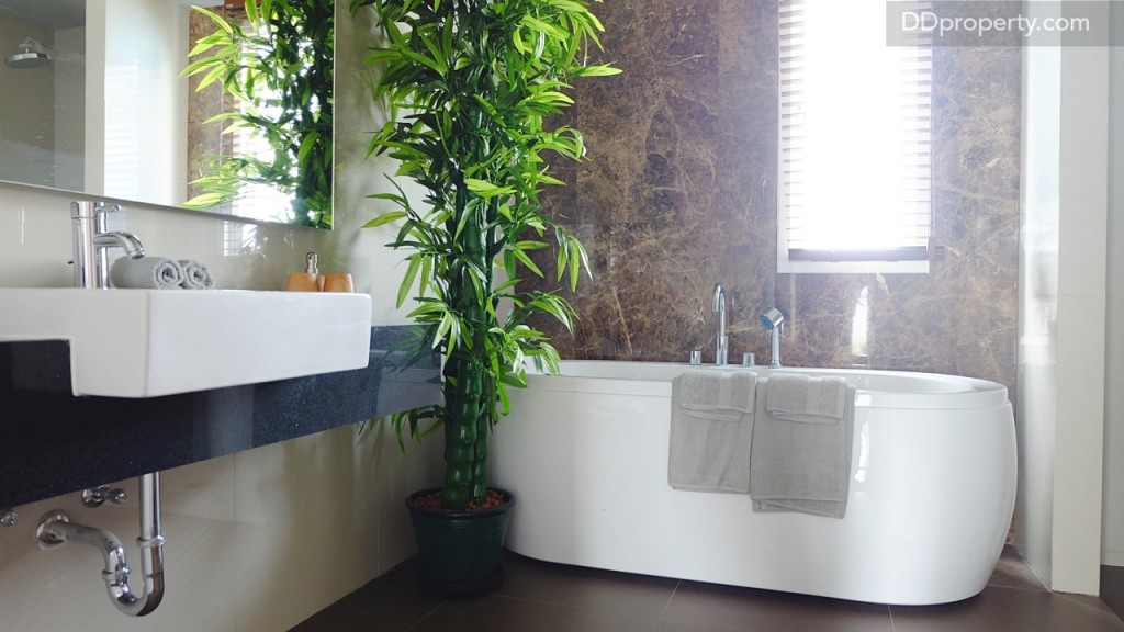 สุขภัณฑ์ในห้องน้ำรวมถึงอ่างอาบน้ำจะให้เป็นแบรนด์ American Standard สีขาว/ สำหรับผนังและพื้นจะให้ตามบ้านตัวอย่างนั่นคือกระเบื้องเซรามิกแบบเคลือบมันวาวสำหรับผนังและเซรามิกแบบหยาบสำหรับพื้น