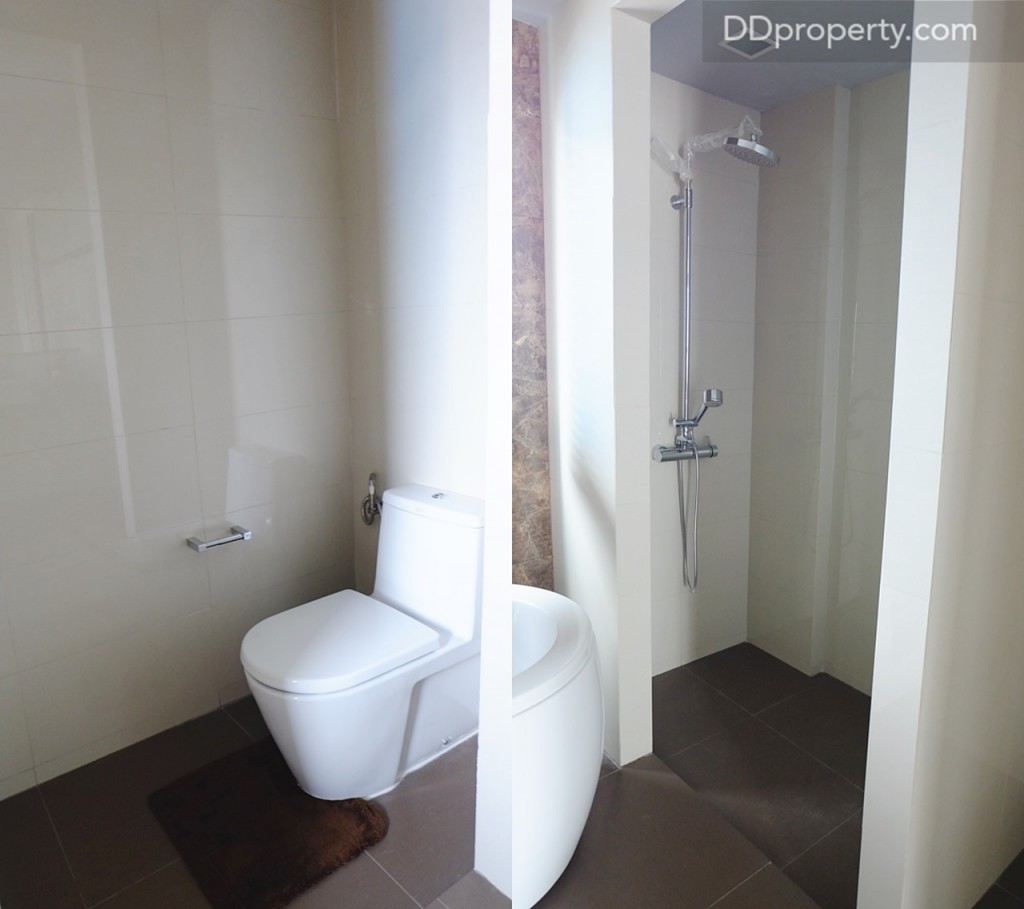 ตัวอย่างนั่นคือกระเบื้องเซรามิกแบบเคลือบมันวาวสำหรับผนังและเซรามิกแบบหยาบสำหรับพื้น พร้อมโซน rain shower และจุดทำธุระที่ให้เป็นแบรนด์ American Standard