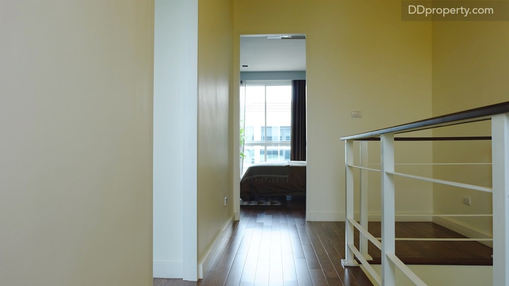 ชั้นที่ 4 จะประกอบด้วยห้องนอนเล็ก 2 ห้อง ซึ่งห้องที่อยู่ติดกับทางขึ้นลงบันไดจะมีขนาดเล็กกว่าห้องที่อยู่ด้านใน พื้นทางเดินปูด้วย engineered wood