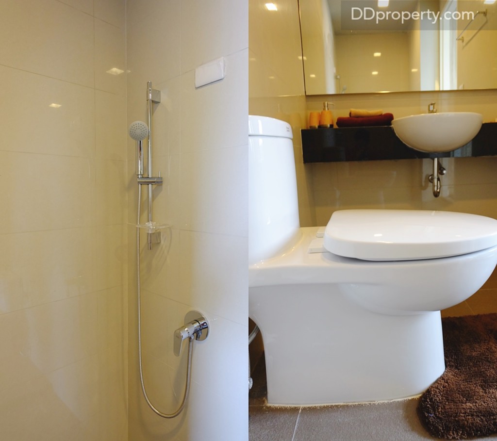 ห้องน้ำมาพร้อกับสุขภัณฑ์และอุปกรณ์ shower แบรนด์ American Standard