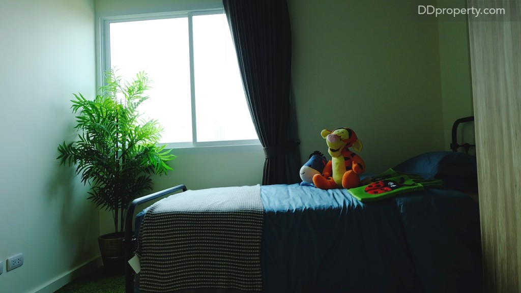 ห้องนอนฝั่งอยู่ติดทางขึ้นลงบันได ขนาด  3x2 เมตร สามารถวางเตียงขนาด 3 ฟุตได้ พร้อมติดตั้งปลั๊กเสียบและจุดสำหรับติดตั้งทีวีไว้ให้ 