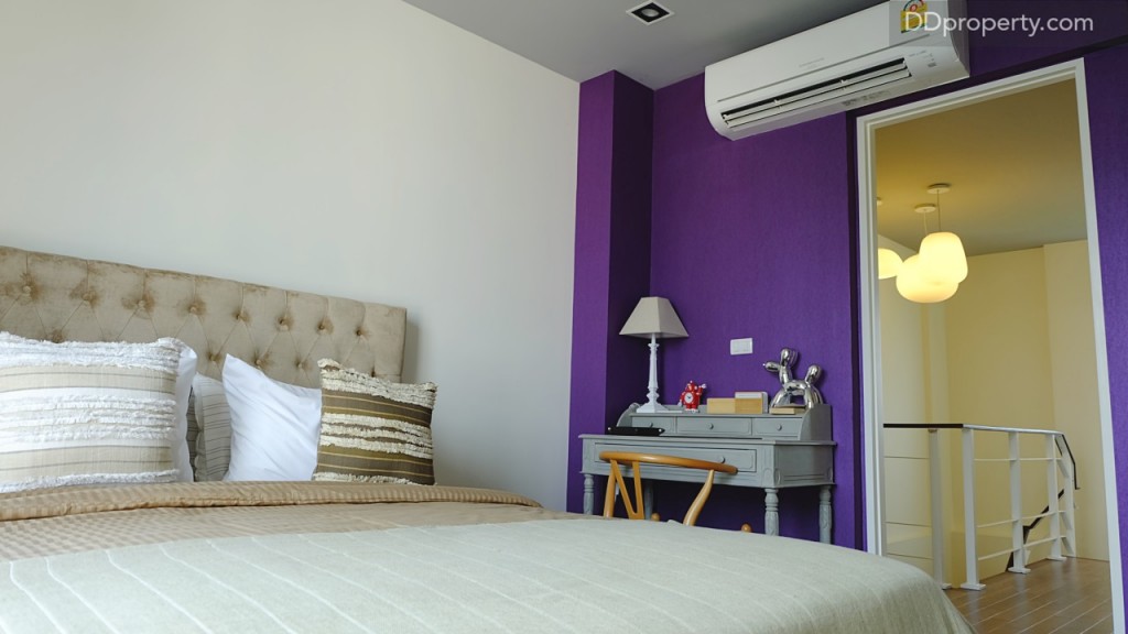 ในบ้านตัวอย่าง โครงการจัดพื้นที่บริเวณติดประตูของห้องนอนที่ 3 นี้เป็นโต๊ะทำงานเล็กๆ (ผนังบ้านจริงจะเป็นพื้นสีขาวเรียบ)