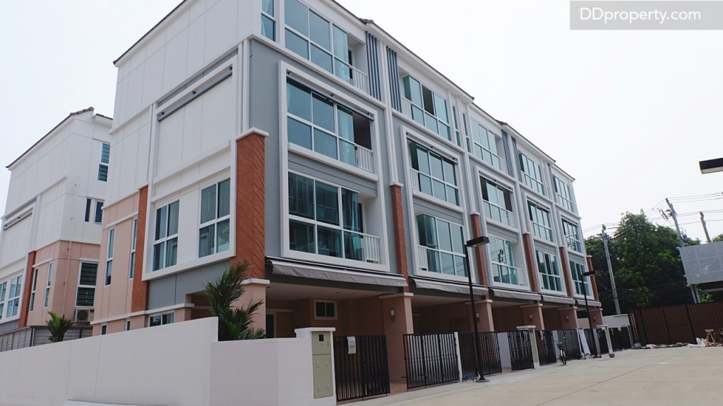 บ้านรูปแบบนี้จะมี 4 ชั้นเช่นเดียวกัน (สำหรับบ้านเปล่า ผนังก่อด้วยอิฐมวลเบาฉาบสีขาวเรียบ)