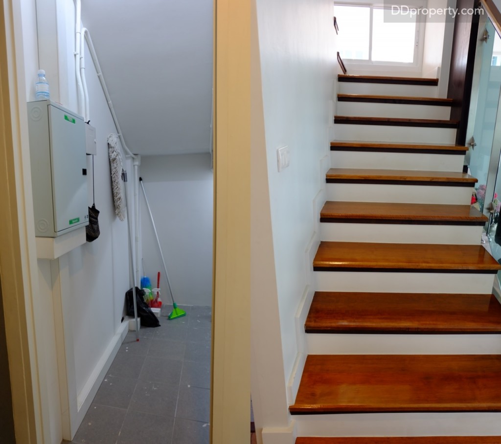 ห้องเก็บของใต้บันไดอยู่ติดกับทางขึ้นไปยังชั้น 2