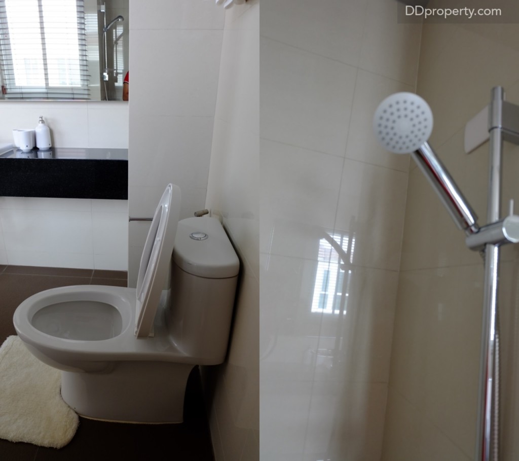 ผนังห้องน้ำเป็นเซรามิก/ สุขภัณฑ์ที่ให้เป็นของแบรนด์ American Standard พร้อมงานบิลท์อินบริเวณอ่างล้างหน้า