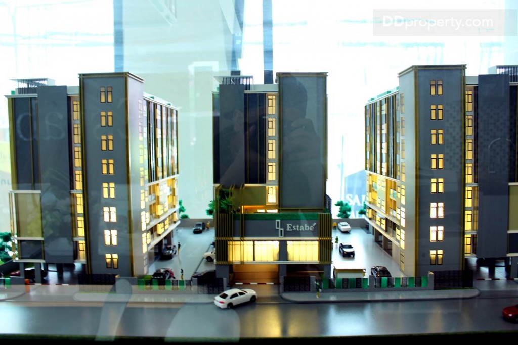 โครงการเอสตาเบ พหลโยธิน 18 ตั้งอยู่ตามแนวถนนในซอยพหลโยธิน 18/1 (ซอยร่วมศิริมิตร) ซึ่งเป็นทิศตะวันตก เรียงจากซ้ายมือตึก A,B,C