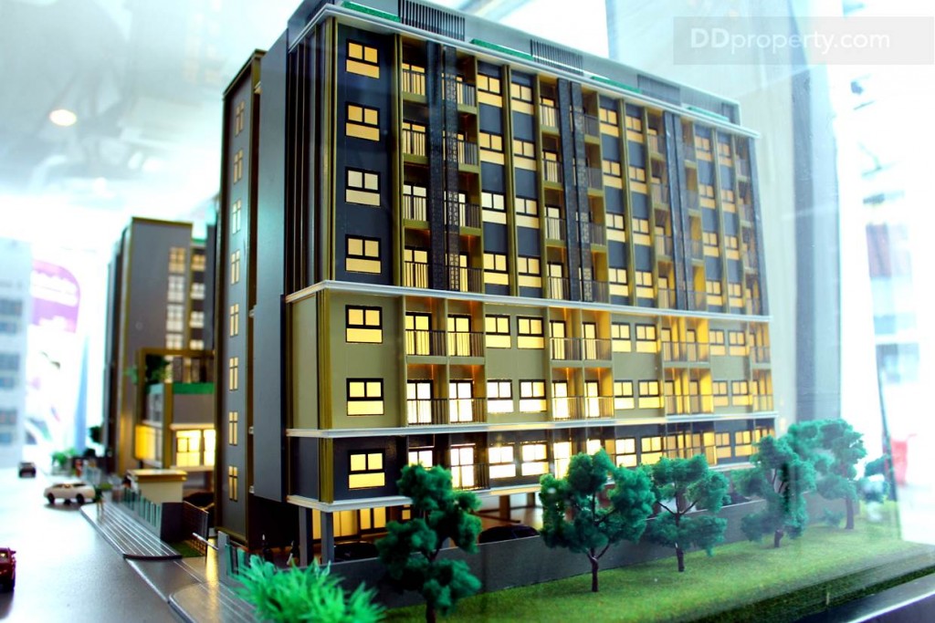 บริเวณด้านข้างของตึก C จะมีสิ่งปลูกสร้างแนวราบอยู่ ซึ่งจะอยู่ติดกับซอยวิภาวดีรังสิต 3