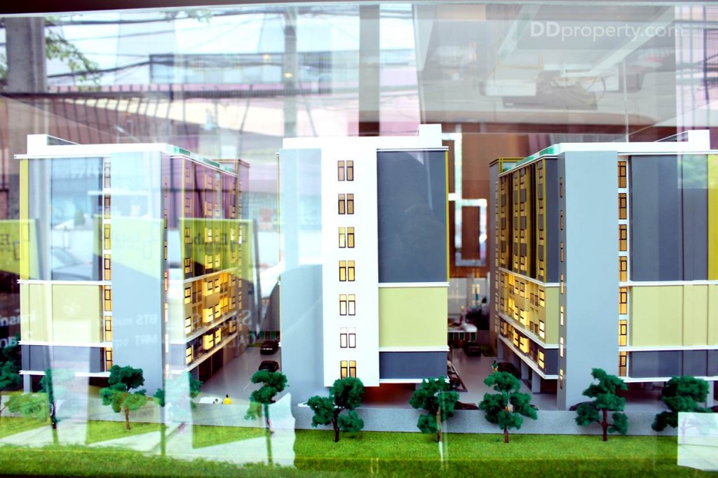 มุมมองด้านหลังโครงการทิศตะวันออก และด้วยการว่างแปลนโครงการให้เป็นแนวลึก ทำไม่มียูนิตไหนโดนบังเพราะตัวอาคารไม่ได้หันไปทางด้านหลังเลย