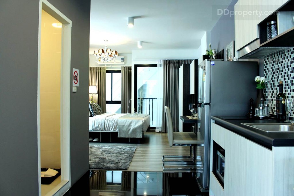 แปลนของห้องตัวอย่างวางให้ห้องครัวอยู่บริเวณใกล้ๆ กับประตูทางเข้า ตรงข้ามกับห้องน้ำ