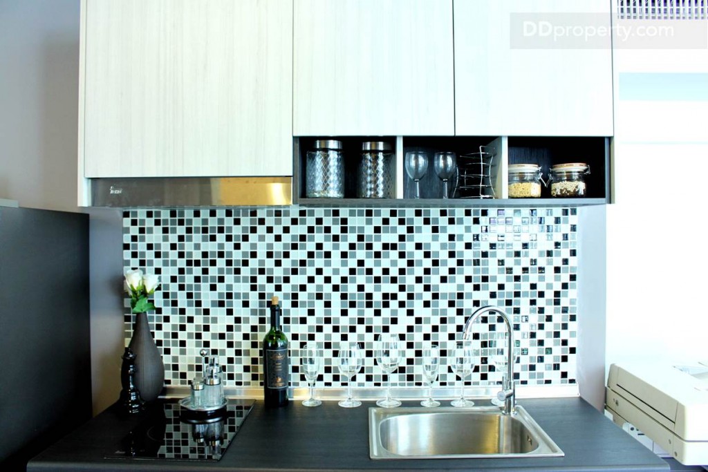 พื้นผนังที่ทำครัวปูด้วยกระเบื้องโมเสคให้มาพร้อมกับตัวห้องตามแบบห้องตัวอย่างเพื่อความสวยงามและเพื่อความสะอาดเวลาทำครัว