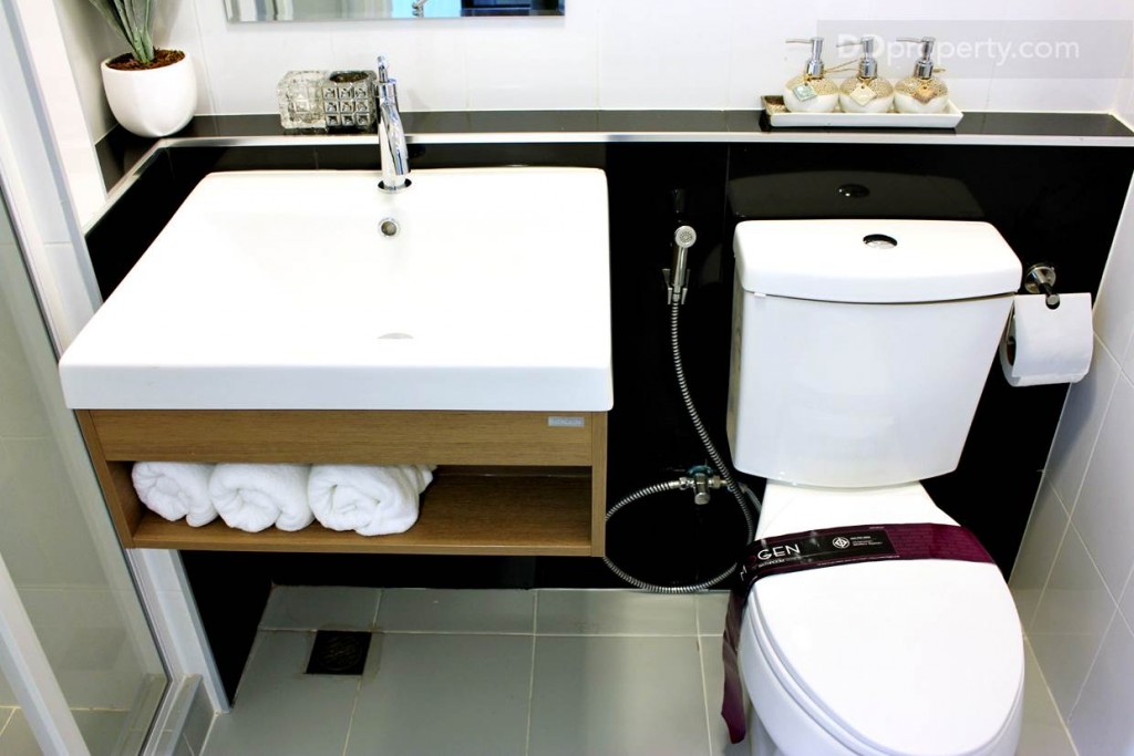 สุขภัณฑ์เป็นโทนสีขาวสไตล์โมเดิร์นของ Mogen หรือเทียบเท่า เหมือนกับของห้องตัวอย่าง