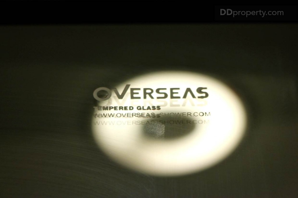 ฉากที่ใช้กั้นห้องน้ำเป็นกระจกนิรภัยยี่ห้อ Overseas