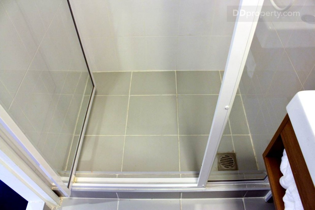 พื้นที่ภายในห้องอาบน้ำขนาดโดยประมาณ 0.5 x 0.5 เมตร