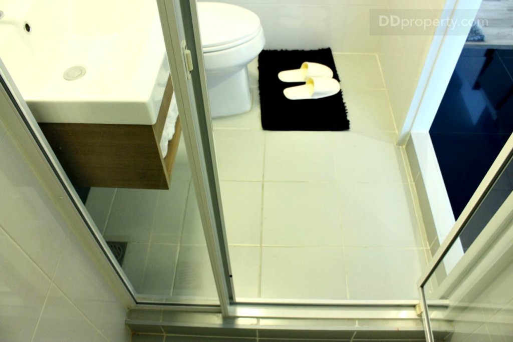 ภายให้ห้องน้ำมีฉากกั้นแล้วยังมีการ ยกขอบเพื่อป้องกันน้ำไหลออกมาสู่โซนแห้ง