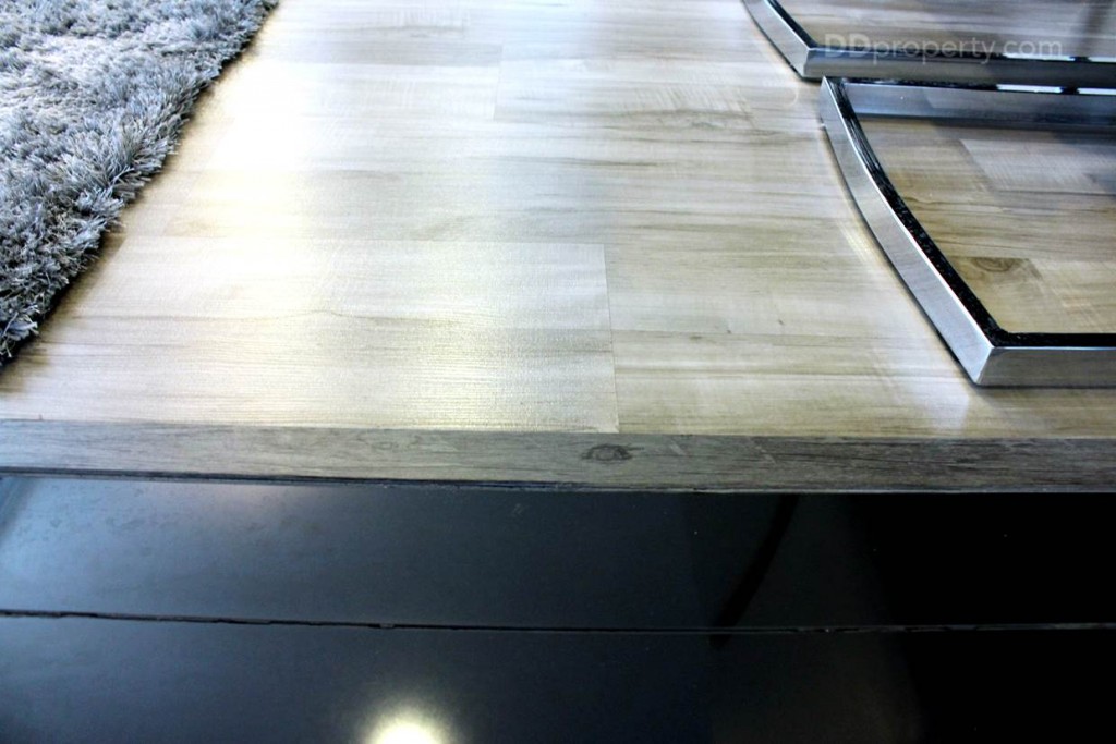 ที่พื้นของห้องครัวเป็นเซรามิกสีดำเงาหรือเทียบเท่าขนาด 60x60 ซม. ง่ายต่อการทำความสะอาด