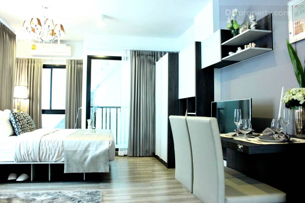 ส่วนพื้นห้องนั่งเล่นและห้องนอนเป็นลามิเนตสำเร็จรูปหนา 8 มม. พร้อมเชิงบัว