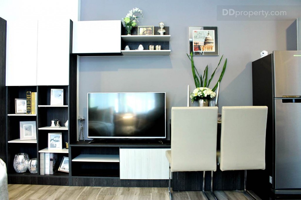 ทุกส่วนจัดวางแบบชิดกำแพง แต่การที่ไม่มีฉากกั้น ดังนั้น เวลาทำอาหาร อาจจะจำกัดไว้ที่เมนูง่ายๆ และไม่มีกลิ่น ส่วนเมนูหนักๆ อย่างกผัดกระเพราอาจจะไม่เหมาะสักเท่าไหร่