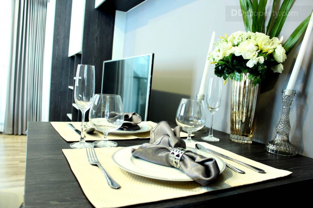 โต๊ะกินข้าวที่ทางโครงการแถมให้มาจะเป็นโทนสีดำสไตล์โมเดิร์น