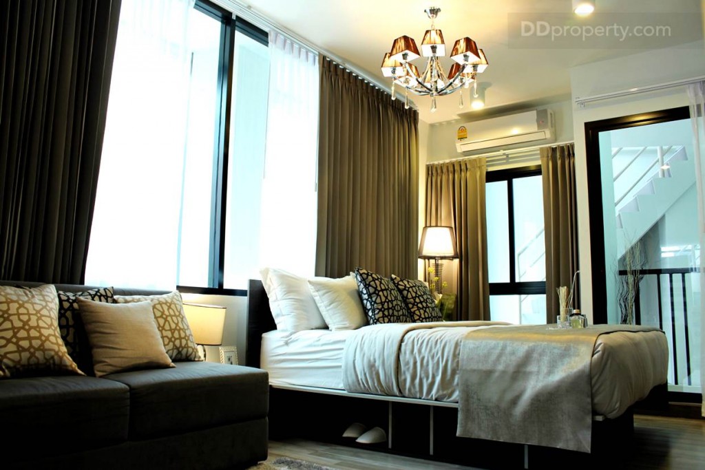 ความสูงเพดานของห้องอยู่ที่ 2.4 เมตรโดยประมาณ ซึ่งเป็นความสูงระดับมาตรฐานสำหรับโครงการคอนโดฯ โลว์ไรส์