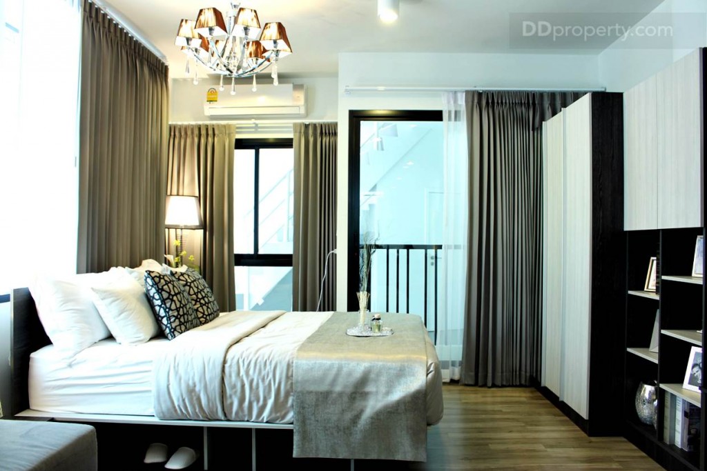 เตียงของโครงการเป็นแบบบิวท์อินมีช่องเก็บของอเนกประสงค์อยู่ใต้เตียง ส่วนไฟในห้องเป็นแบบดาวน์ไลท์ติดลอยแบบมาตรฐานของโครงการ ซึ่งทำให้ห้องดูสูงโปร่งทีเดียวทั้งๆ ที่ความสูงแค่เพียง 2.4 เมตร