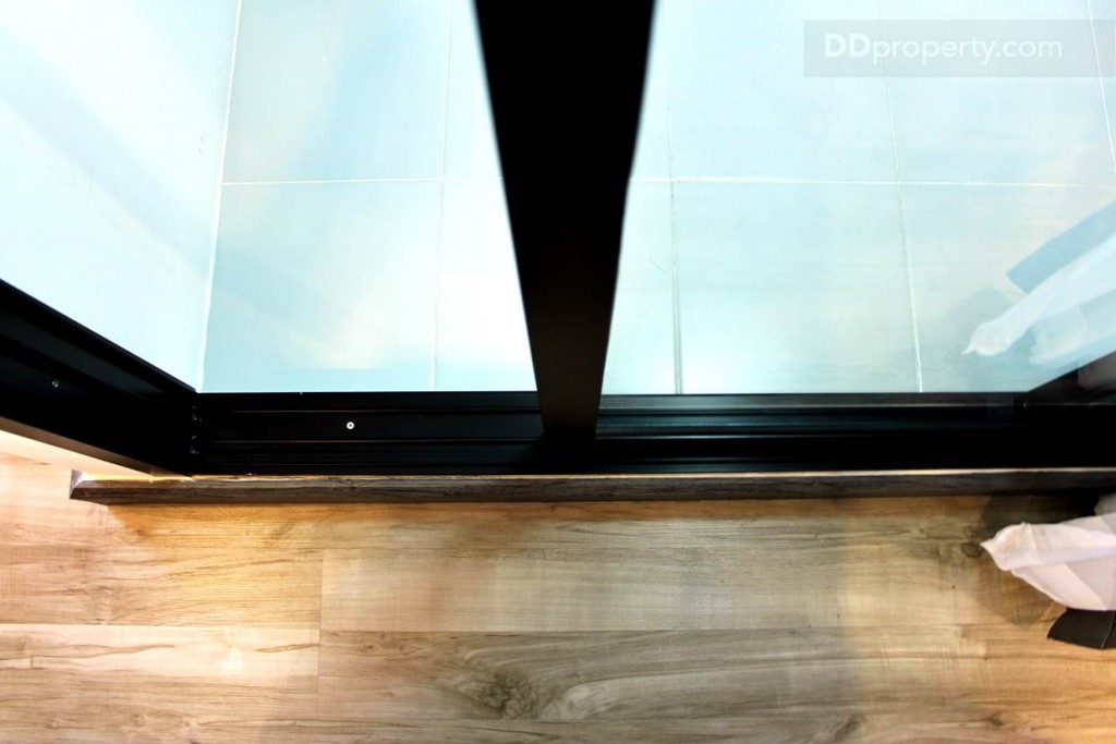 ห้องและระเบียงกั้นด้วยประตูสไลด์แบบ 2 ตอน มีการยกพื้นให้ต่างระดับกันเล็กน้อย