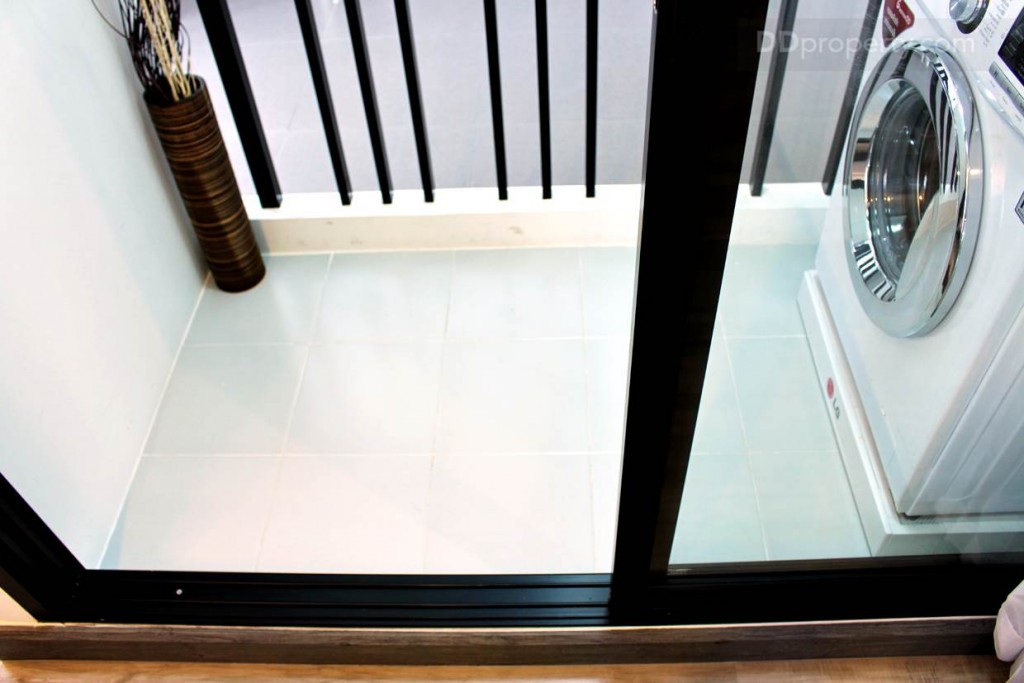 ขนาดความกว้างของระเบียงอยู่ที่ 0.5 x 1 เมตร โดยประมาณ