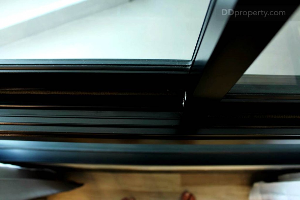 ขอบกระจกห้องนอนเป็นอะลูมิเนียมสีดำ ส่วนกระจกเป็นสีเขียวใสตัดแสง