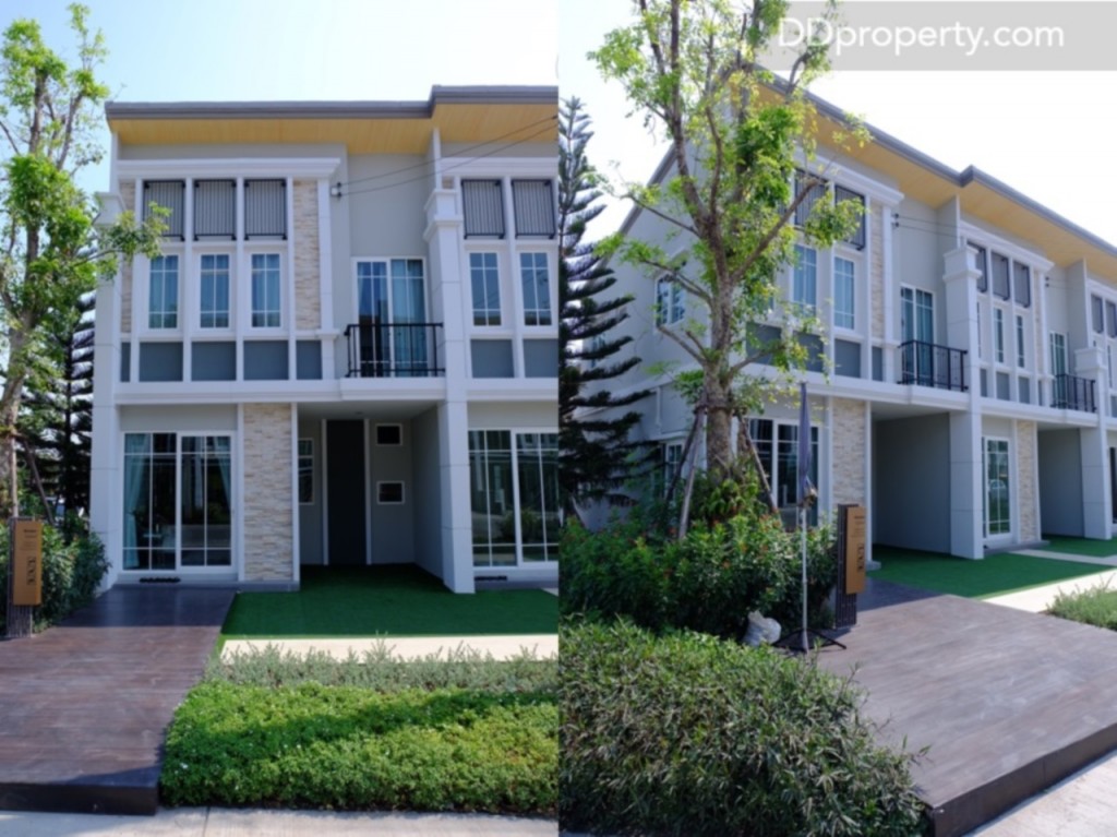 ตัวบ้านใช้ดีไซน์แบบ Modern English พร้อมระเบียงส่วนตัวบริเวณห้องนอนใหญ่ ชั้นสอง