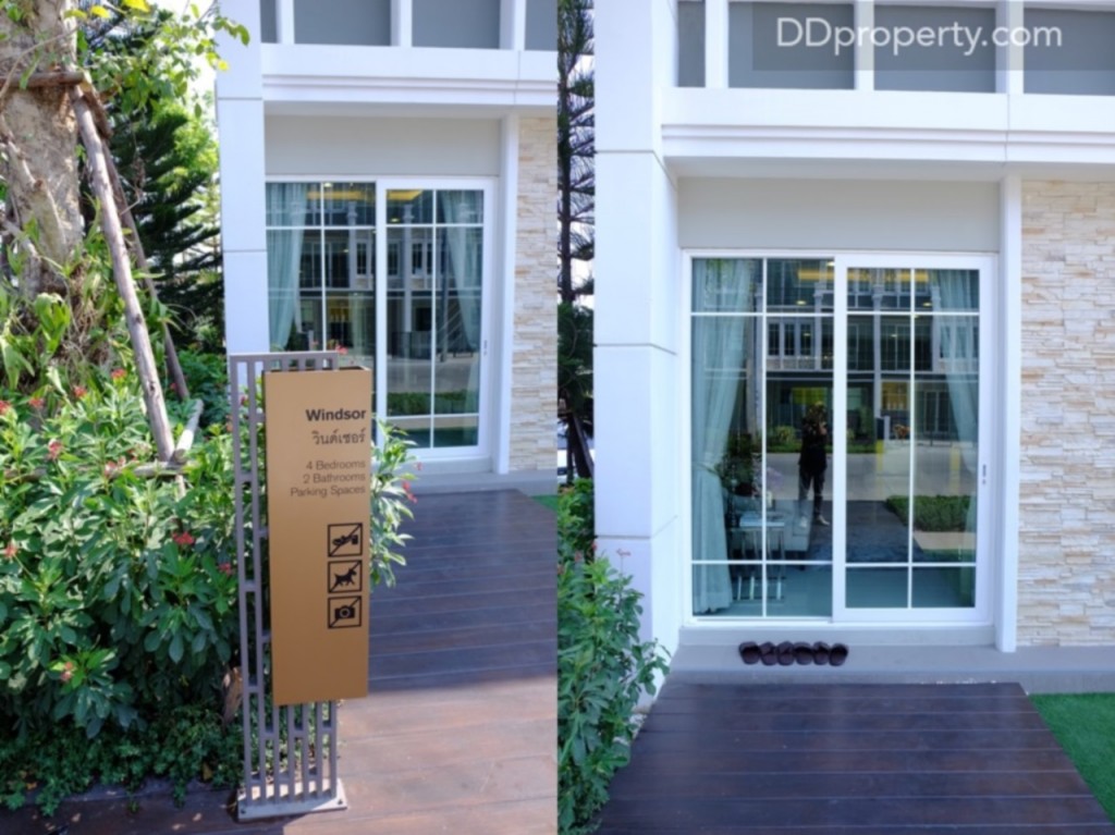 ประตู ทางเข้าบ้านเป็นลักษณะบานเลื่อน/สำหรับความกว้างหน้าบ้านคือ 5.7 เมตร แต่พื้นที่จอดรถถูกจัดไว้สำหรับ 1 คัน