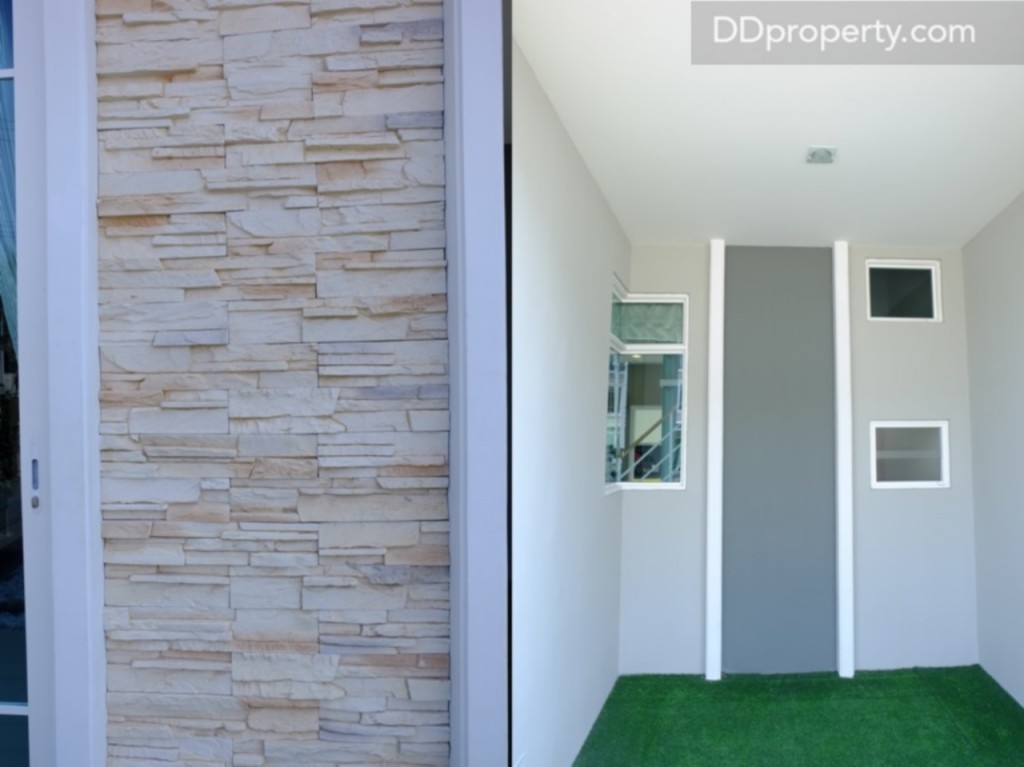 เหตุที่สามารถจอดรถได้เพียง 1 คันนั้น เนื่องจากดีไซน์บ้าน Windsor แนวบ้านจะยื่นออกมาครึ่งหนึ่งของพื้นที่หน้าบ้านที่กว้าง 5.7 เมตรนั่นเอง