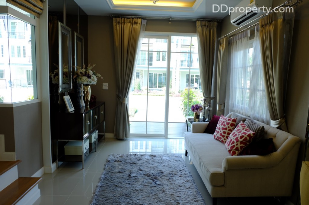 สำหรับห้อง living room สามารถจัดวางโซฟาขนาด 3 ที่นั่งได้