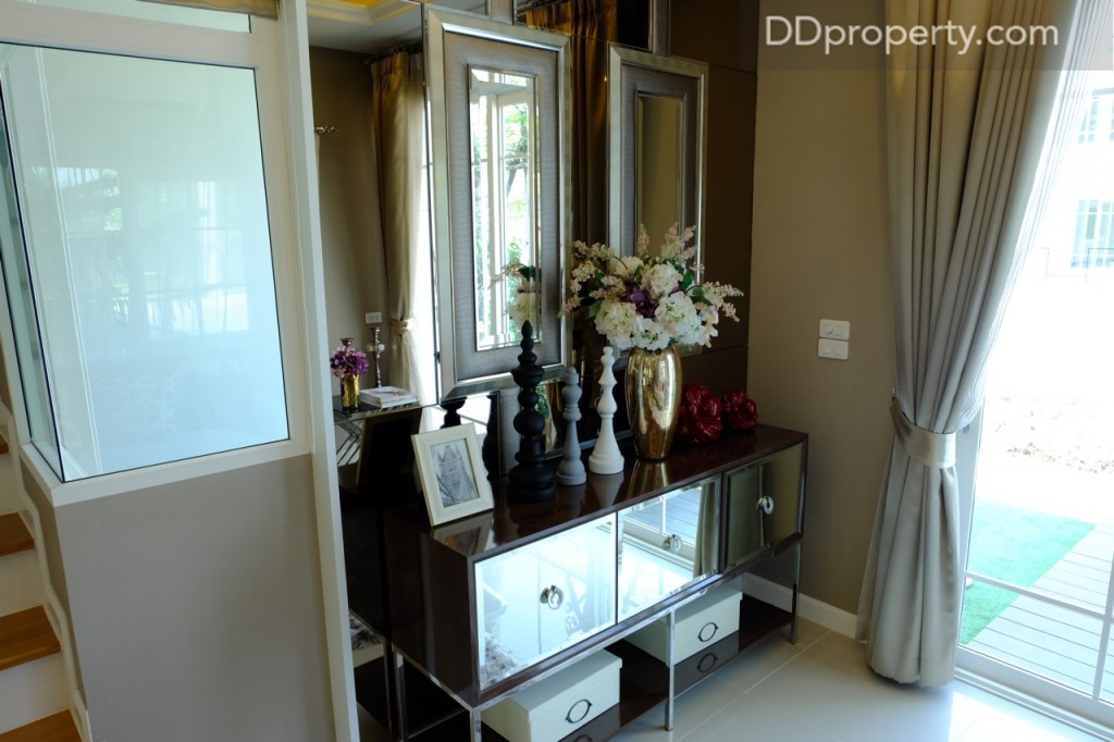 พื้นที่ฝั่งตรงข้ามโซฟาสามารถจัดวางเป็นตำแหน่งของโทรทัศน์ได้โดยถ้าต้องการให้พื้นที่ในโซนนี้ดูกว้างขึ้นควรเลือกจัดวางในลักษณะแขวน