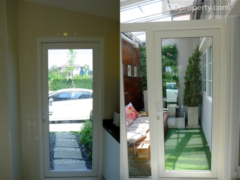 จากโซนครัวนี้ มีประตูสองฝั่งสามารถออกไปยังบริเวณข้างบ้านและห้องอเนกประสงค์ด้านข้างที่สามารถเลือกจัดวางเป็นสวนขนาดเล็กหรือห้องซักรีดได้