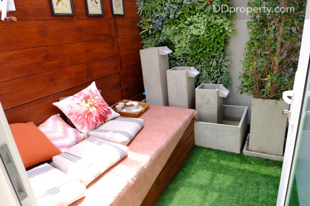 ภายในห้องอเนกประสงค์ (ขนาดประมาณ 1x1.5 เมตร) สามารถจัดวางเก้าอี้เพื่อพักผ่อนในสวนขนาดเล็กนี้ได้