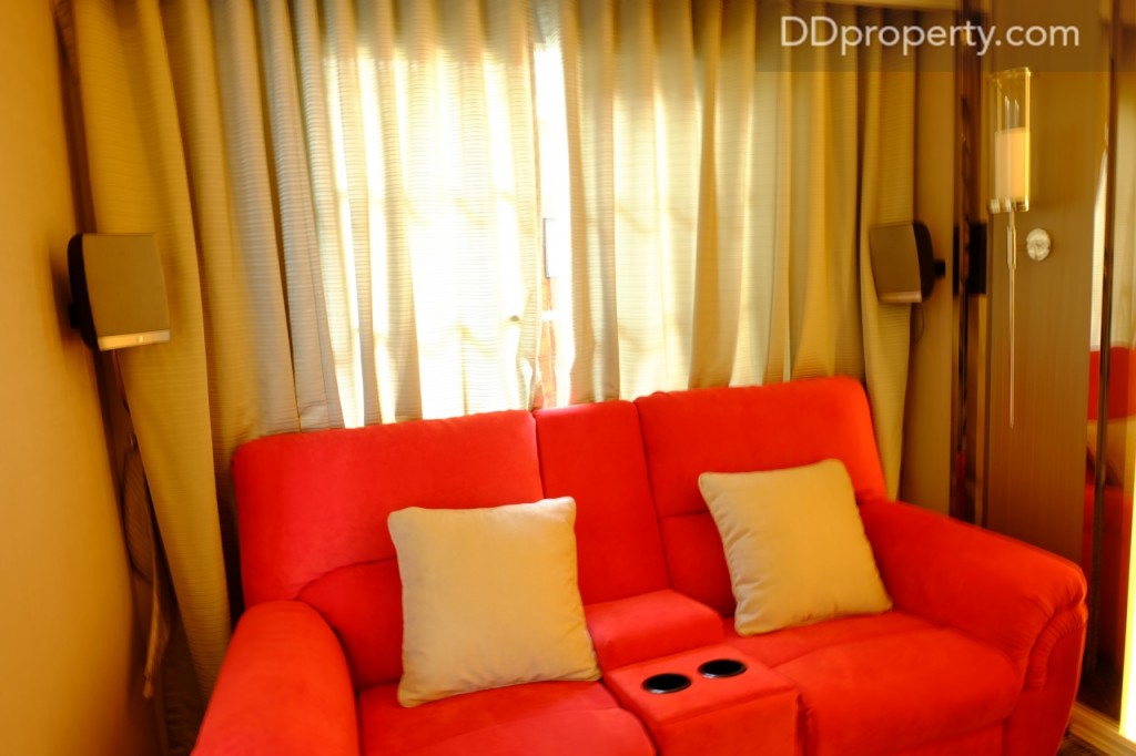 จากห้องนี้จะมีหน้าต่างที่ติดกับห้องอเนกประสงค์หลังบ้าน