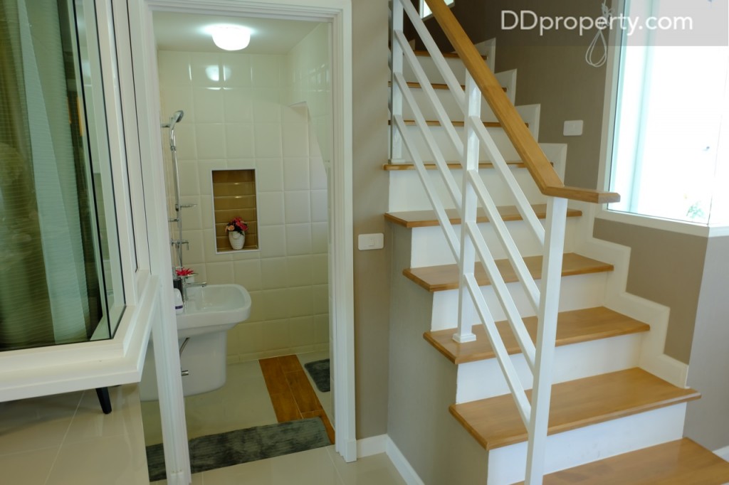 พื้นที่ใต้บันไดจะเป็นห้องน้ำชั้น 1