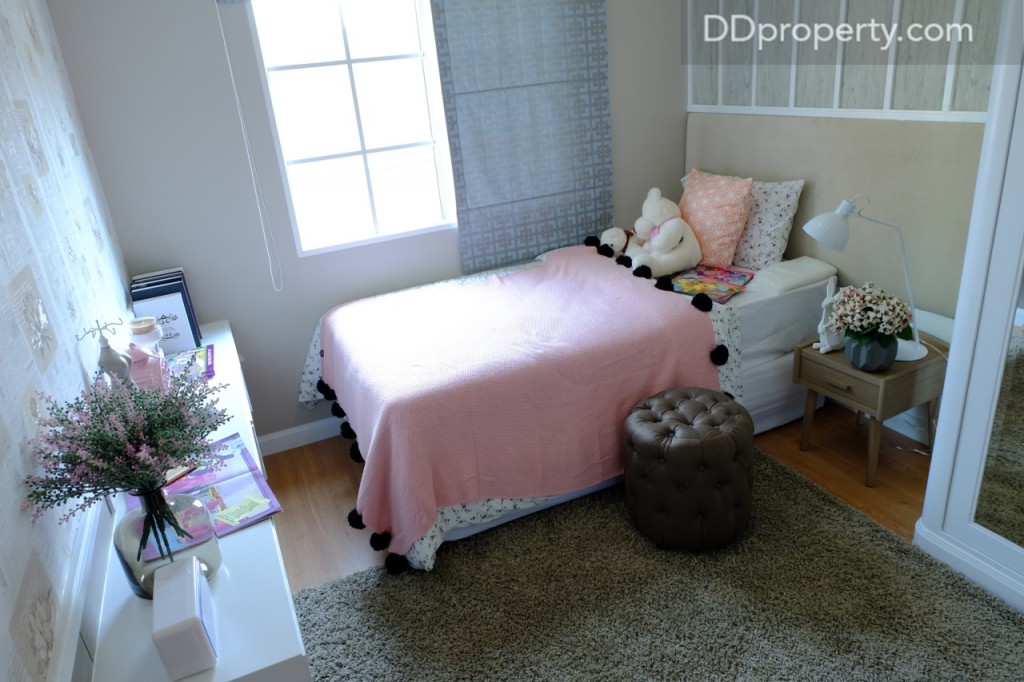 ห้องทางขวามือจะมีพื้นที่ประมาณ 3x3 เมตร สามารถจัดวางเตียงขนาด 3 ฟุต ซึ่งจะทำให้เหลือพื้นที่ใช้สอยเพิ่มขึ้น