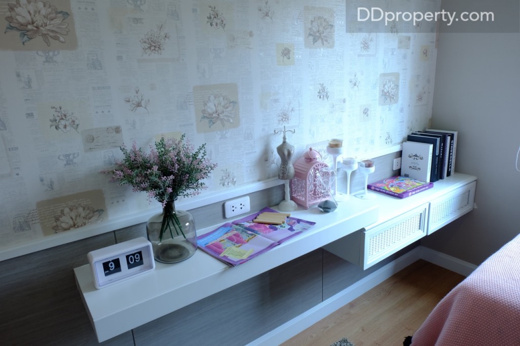 พื้นที่ปลายเตียงสามารถทำเป็นงานบิลท์อินชั้นวางหนังสือ-ทีวี