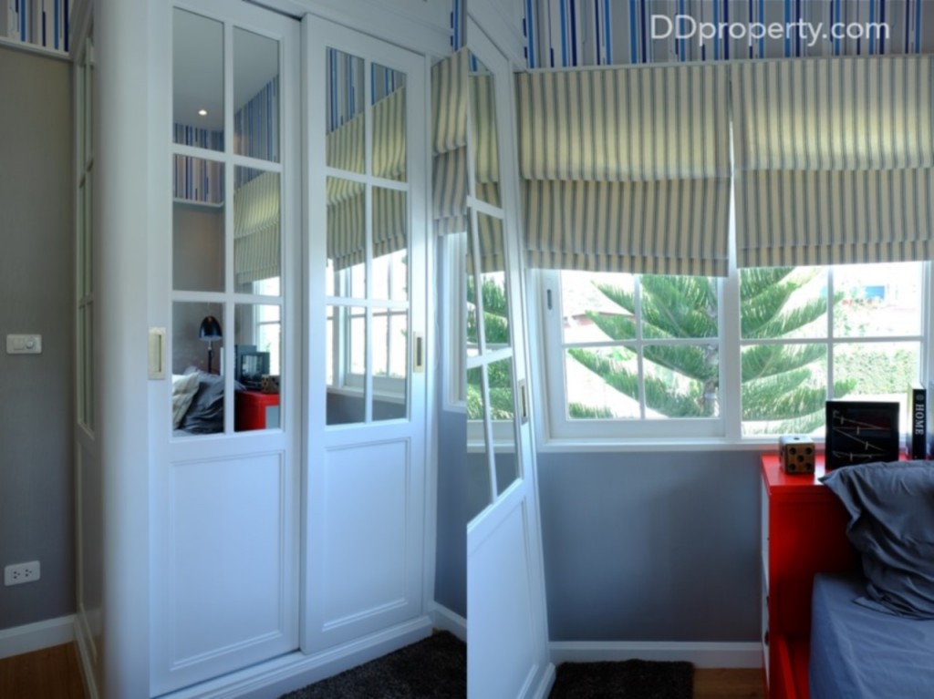 เช่นเดียวกันหากเลือกเตียงขนาด 3 ฟุต จะมีพื้นที่ปลายเตียงและพื้นที่เหลือสำหรับวางตู้เสื้อผ้า/ สำหรับอีกห้องนอนด้านใน จะมีหน้าต่างฝั่งริม (ปลายเตียงด้วย)